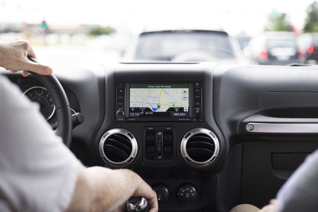 st louis driver using in-car navigation system